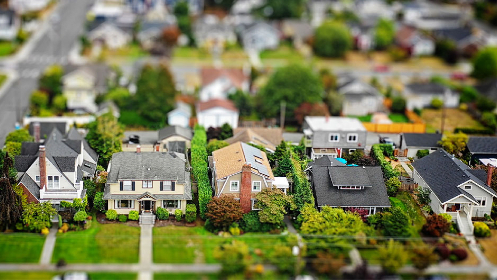 homeownersinsurancecost_main Row of homes in a neighborhood