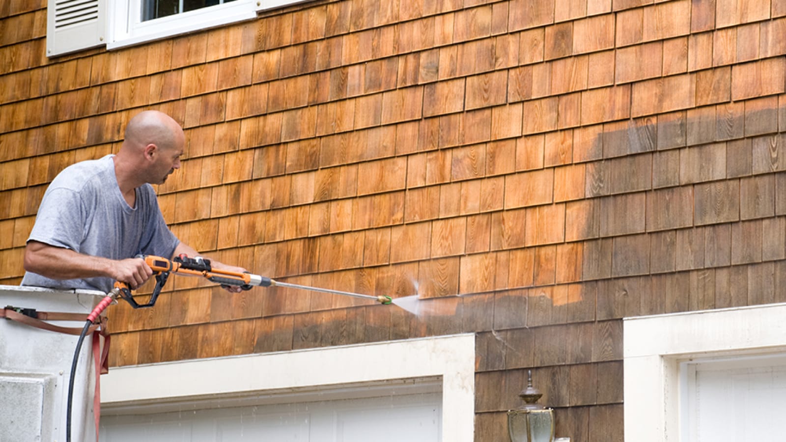 popularsiding_large Man pressure-washing the side of a house